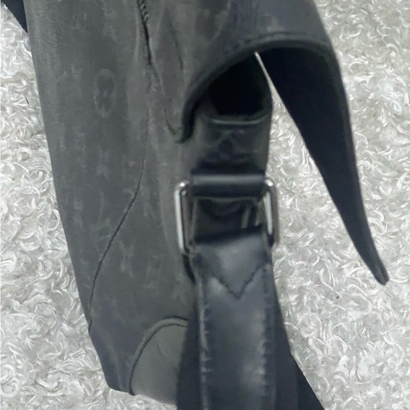 Louis Vuitton Monogram Eclipse Explorer PM - Picture 13 of 16